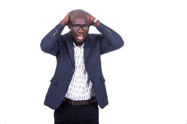 Yakışıklı, unutkan bir iş adamının portresi. Ellerini başının üstünde tutuyor. beyaz arkaplanda izole.