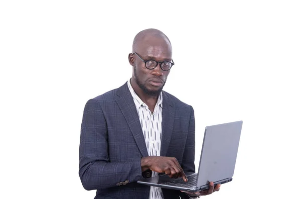 Retrato Hombre Negocios Adulto Serio Pie Trabajando Computadora Portátil —  Fotos de Stock