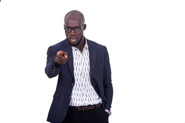 Huysuz bir iş adamının portresi parmağını ileri doğru gösteriyor..