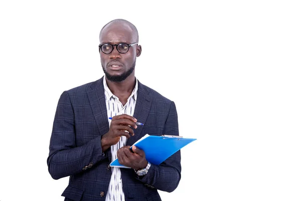 Ένας Νεαρός Γενειοφόρος Επιχειρηματίας Σακάκι Στέκεται Λευκό Φόντο Κρατώντας Ένα — Φωτογραφία Αρχείου