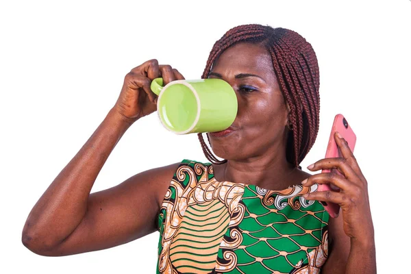 Πορτρέτο Μιας Ενήλικης Γυναίκας Που Πίνει Καφέ Ένα Κινητό Στο — Φωτογραφία Αρχείου