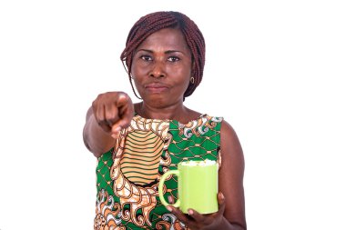 Gecelik peştamallı güzel bir kadın beyaz bir arka planda duruyor ve elinde patlamış mısır kasesi tutuyor..