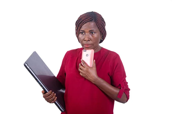 Krásná Dospělá Žena Ustaranou Tváří Drží Počítač Mobilní Telefon — Stock fotografie