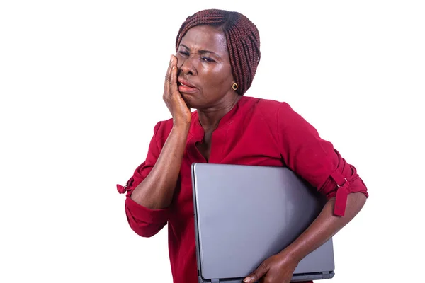 Dospělá Žena Držící Počítač Podpaží Dotýkající Rukou Tváře Trpící Bolestí — Stock fotografie