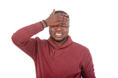 Baş ağrısından muzdarip yakışıklı bir gencin portresi..