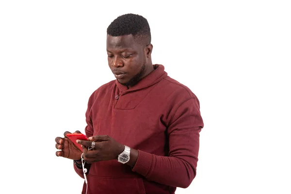Portrét Pohledného Seriózního Mladého Muže Používajícího Mobilní Telefon — Stock fotografie