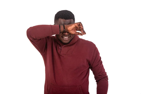 Retrato Joven Guapo Cubriendo Los Ojos Con Brazo Mientras Sonríe — Foto de Stock