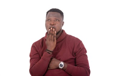 Ağzı eliyle kapatan yakışıklı, afallamış genç bir adamın portresi..