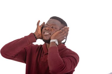 Kafasında kulaklıkla müzik dinleyen yakışıklı bir gencin portresi..