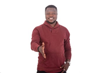 Kameraya gülümserken el sıkışan yakışıklı bir gencin portresi..