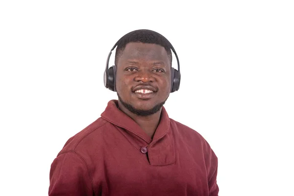 Portrét Pohledného Mladého Muže Jak Poslouchá Hudbu Sluchátkách Zatímco Usmívá — Stock fotografie