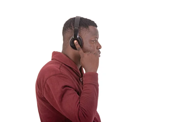 Joven Pie Lado Escucha Música Mientras Sostiene Los Auriculares Cabeza —  Fotos de Stock