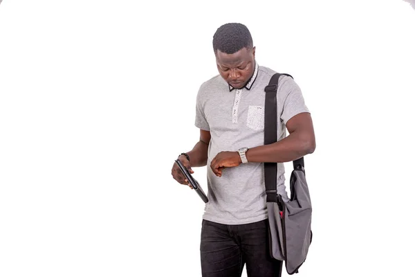 Junger Mann Mit Tasche Über Der Schulter Ein Digitales Tablet — Stockfoto