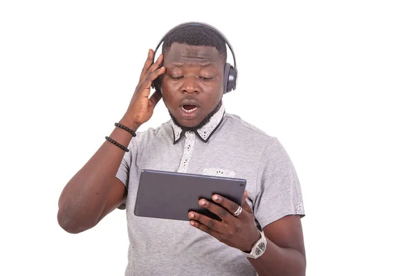 Retrato Guapo Joven Feliz Escuchando Música Con Auriculares Una Tableta —  Fotos de Stock