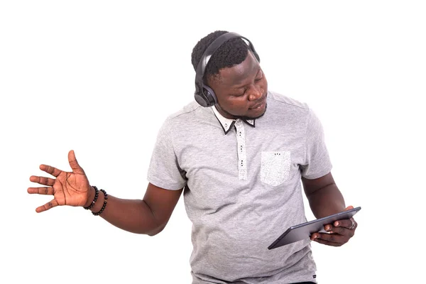 Retrato Joven Guapo Escuchando Música Con Auriculares Una Tableta Digital —  Fotos de Stock