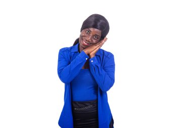 Güzel, olgun bir iş kadınının portresi gülümserken uyku hareketi yapıyor..