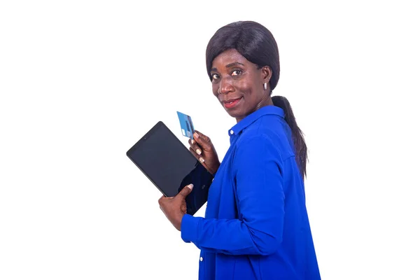 Mavi Gömlekli Güzel Kadını Elinde Kredi Kartı Tabletle Beyaz Arka — Stok fotoğraf