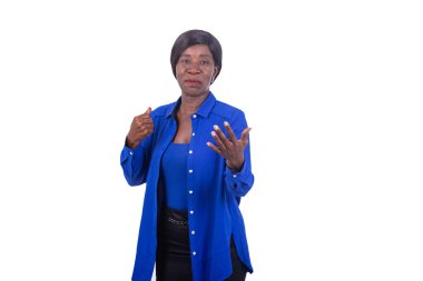 Yumruklarını sıkmış ve kameraya gülümseyen olgun bir iş kadınının portresi..