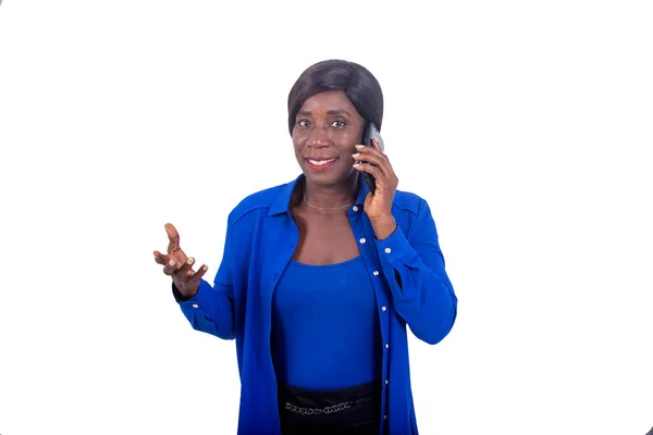 Портрет Красивой Зрелой Деловой Женщины Разговаривающей Мобильному Телефону Улыбаясь — стоковое фото