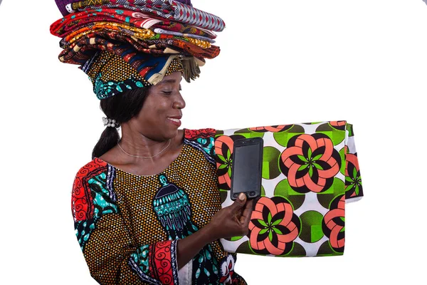 Retrato Una Hermosa Mujer Con Taparrabos Tradicionales Cabeza Sosteniendo Teléfono —  Fotos de Stock