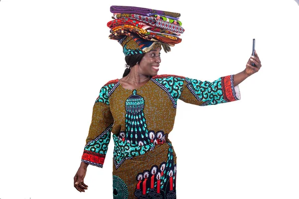 Портрет Жінки Традиційними Пов Язками Голові Фотографується Мобільному Телефоні Посміхаючись — стокове фото