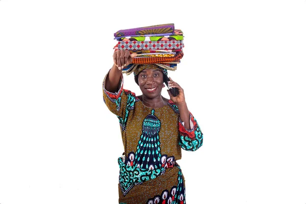 Retrato Una Mujer Con Taparrabos Tradicionales Cabeza Hablando Por Teléfono —  Fotos de Stock