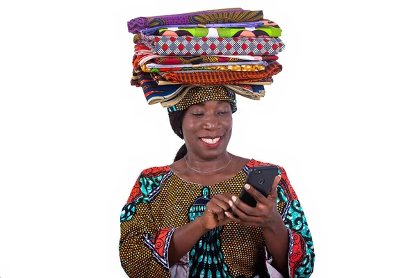 Retrato Una Hermosa Mujer Con Taparrabos Tradicionales Cabeza Usando Teléfono —  Fotos de Stock
