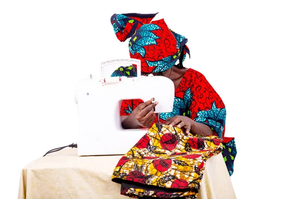 Une Couturière Robe Traditionnelle Assise Dans Son Atelier Cousant Une — Photo