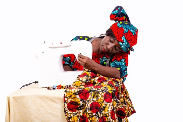 Uma Costureira Vestido Tradicional Sentado Atrás Sua Máquina Costura Fundo — Fotografia de Stock