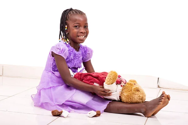 Portret Van Een Schattig Klein Meisje Spelen Met Haar Teddybeer — Stockfoto