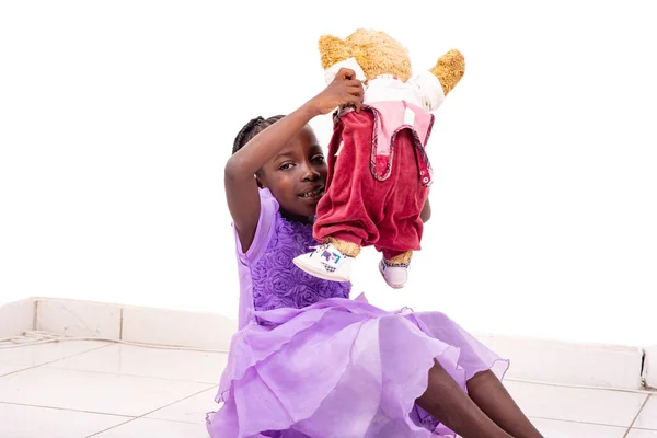 Retrato Uma Linda Menina Brincando Com Seu Ursinho Pelúcia Casa — Fotografia de Stock