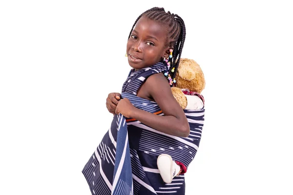 Carino Bambina Indossa Tradizionale Panno Africano Portando Suo Orsacchiotto Sulla — Foto Stock