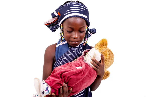 Schattig Klein Meisje Draagt Traditionele Afrikaanse Lendendoek Houdt Haar Teddybeer — Stockfoto