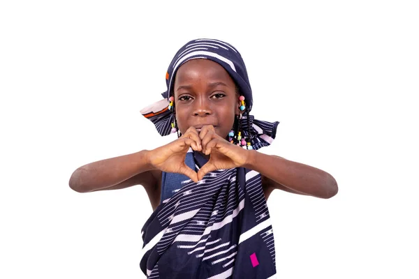 Linda Menina Vestindo Tradicional Loincloth Africano Fazendo Uma Forma Coração — Fotografia de Stock