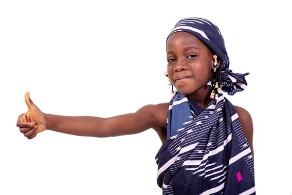アフリカの伝統的なふんどしを着て親指を立てて笑っているかわいい女の子の肖像画 — ストック写真