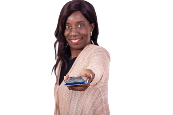 Portré Egy Gyönyörű Felnőtt Üzletasszonyról Aki Mobiltelefont Miközben Mosolyog Kamerába — Stock Fotó