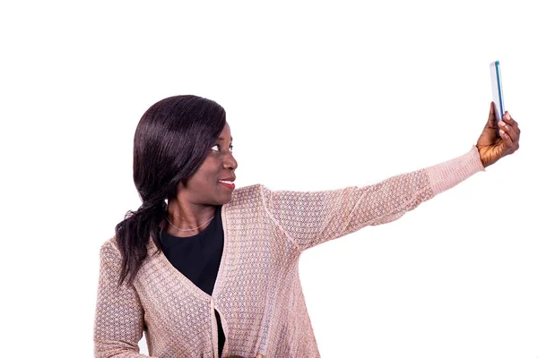Красивая Женщина Стоящая Белом Фоне Фотографирующая Себя Помощью Мобильного Телефона — стоковое фото