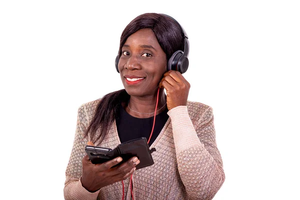 Портрет Красивой Зрелой Женщины Слушающей Музыку Наушниках Помощью Мобильного Телефона — стоковое фото