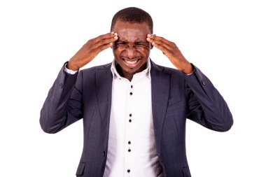 Baş ağrısı olan genç bir iş adamının portresi elleriyle şakaklarına dokunuyor..