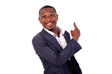 Kameraya gülümseyen genç ve yakışıklı bir iş adamının portresi..