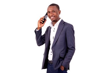 Zarif bir takım elbise giyen ve kameraya gülümseyen genç bir iş adamının portresi..