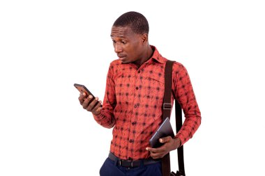 Cep telefonuna bakıp dijital tablet tutan şaşırmış genç bir işadamının portresi..