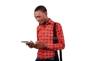 Dijital tablet üzerinde çalışan yakışıklı bir iş adamının portresi gülümsüyor..