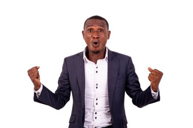 Yakışıklı genç bir işadamının portresi kameraya gülümserken kazanan bir jest yapıyor..