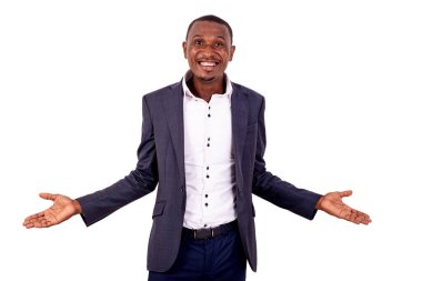 Kameraya gülümseyen yakışıklı bir iş adamının portresi..