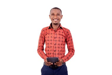 Elinde dijital tabletle gülümseyen yakışıklı bir iş adamının portresi..