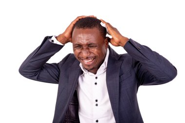 Elleri başının üstünde ağlayan genç bir iş adamının portresi..