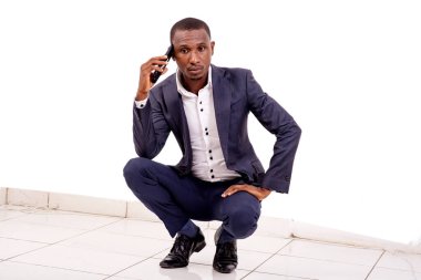 Cep telefonuyla konuşan ciddi bir iş adamının portresi..