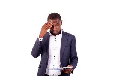 Yakışıklı, genç ve ciddi bir iş adamının portresi. Panoya bir belge imzalarken düşünüyor..