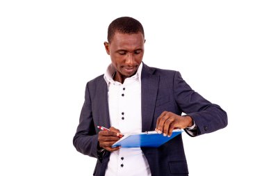 Yakışıklı, ciddi bir iş adamının portresi. Panoya belge imzalıyor..